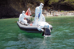 石巻市荻浜湾で行方不明者の捜索活動をする海自水中処分員