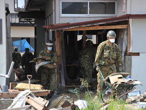 石巻市渡波地区で捜索活動をする第３８普通科連隊