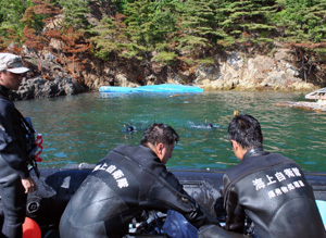 石巻市荻浜湾で捜索活動をする水中処分隊員