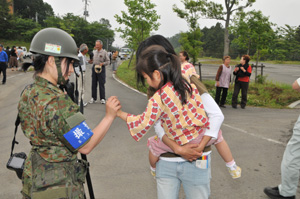 子供と触れ合う女性自衛官：福島県新地町にて