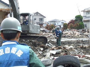 石巻市明神地区の瓦礫撤去をする空自隊員