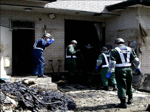 石巻市明神地区の瓦礫撤去をする空自隊員