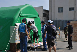 宮城県石巻市での海自隊員による入浴支援活動