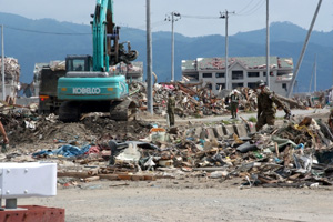 宮城県南三陸町にて瓦礫除去作業をする１３施設隊