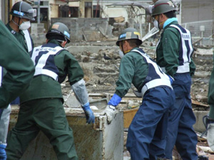 石巻明神地区にて行方不明者捜索をする空自隊員