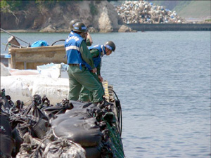 岩手県山田町で沿岸巡回をする空自隊員