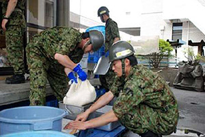 大船渡市総合福祉ｾﾝﾀｰでの第３９普通科連隊による炊き出し準備