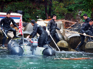 気仙沼湾で行方不明者の潜水捜索を続けるＥＯＤ