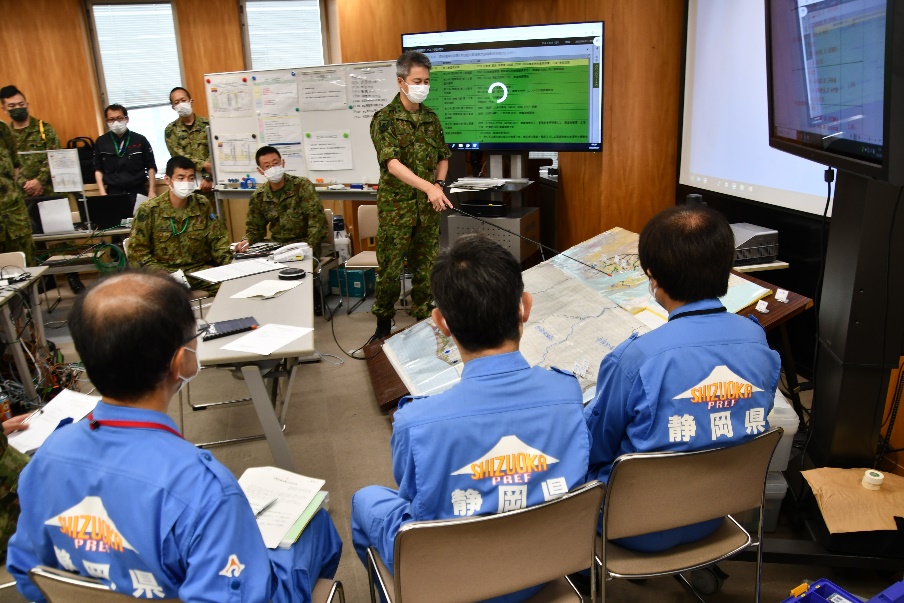 静岡県庁の災害対策本部会議において自衛隊の活動状況について説明
