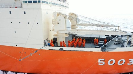 艦上から電子センサーを使用し海氷の厚さを観測