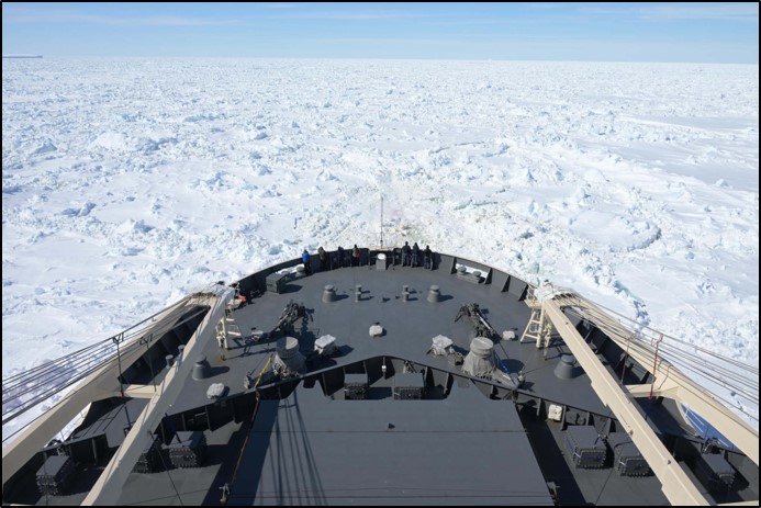 流氷域における氷海航行（ラミング航行実施中）