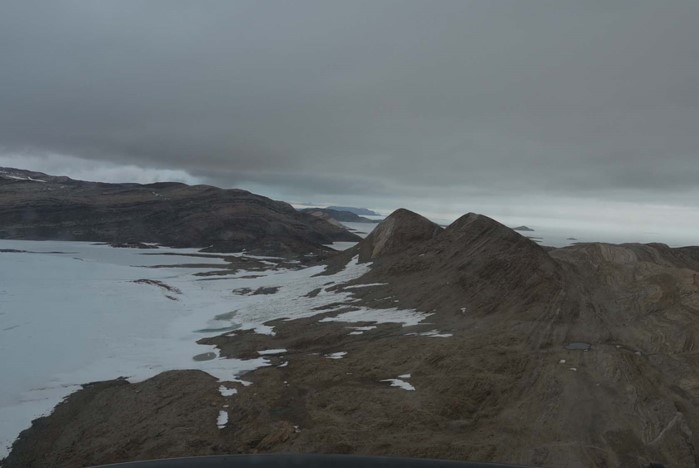 航空機による氷状調査（南極大陸ラングホブデ氷河付近の露岩地帯）