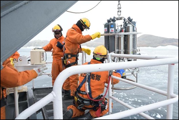 南極大陸間近の開放水面での海洋観測支援