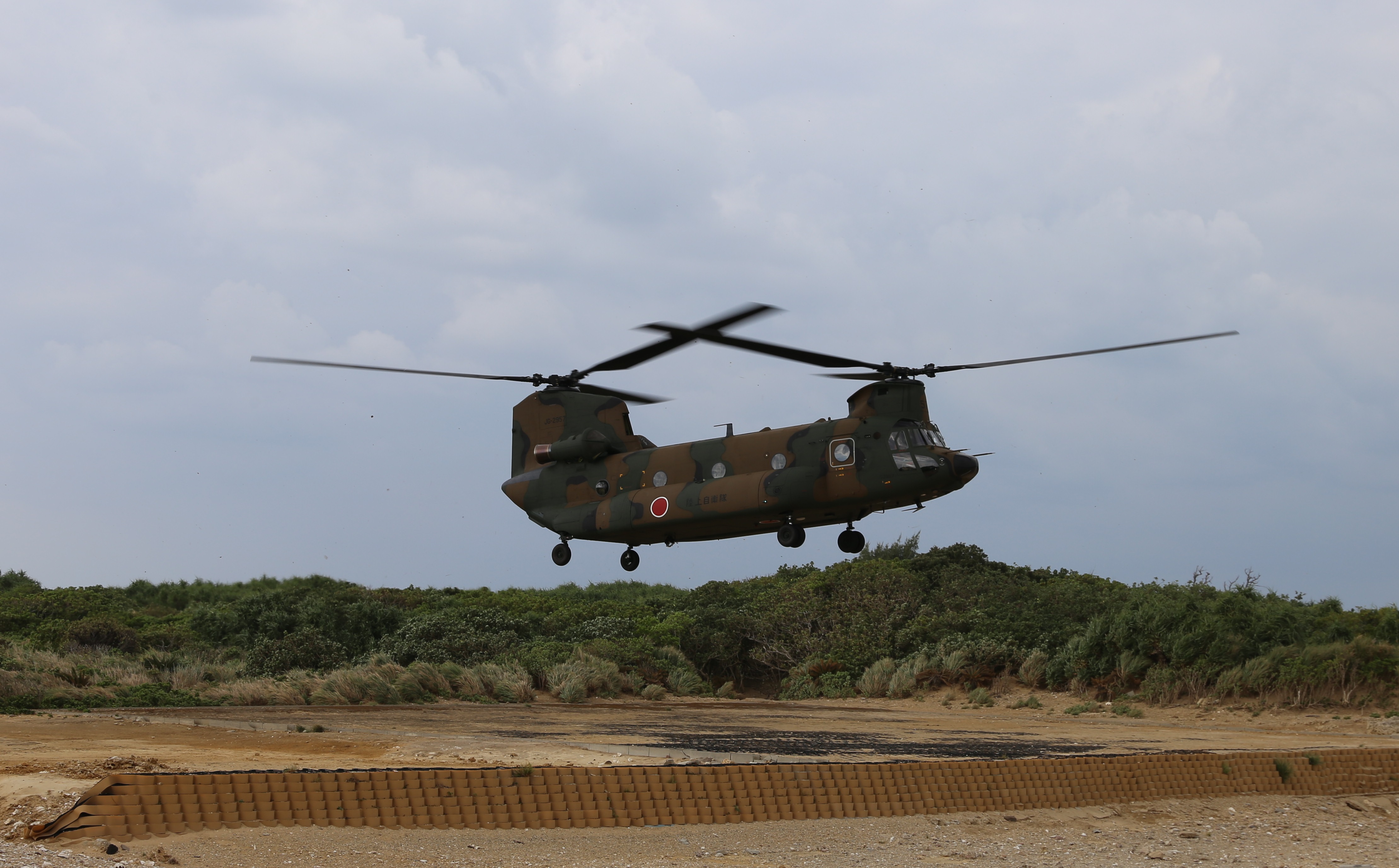 初動対処部隊を乗せ着陸する陸自CH-47J