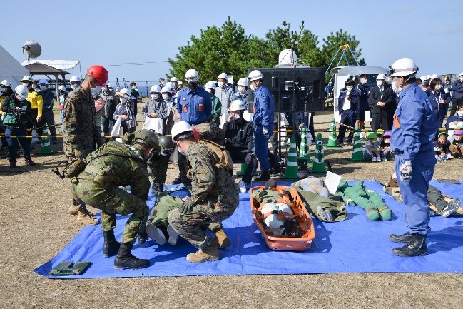 救出救助訓練に参加する日米隊員及び消防隊員