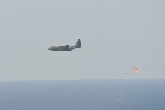 緊急支援物資輸送訓練（物料投下）に参加する空自C-130
