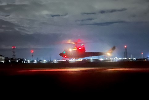 人命救助等のため、明野を離陸する第10飛行隊ヘリコプター