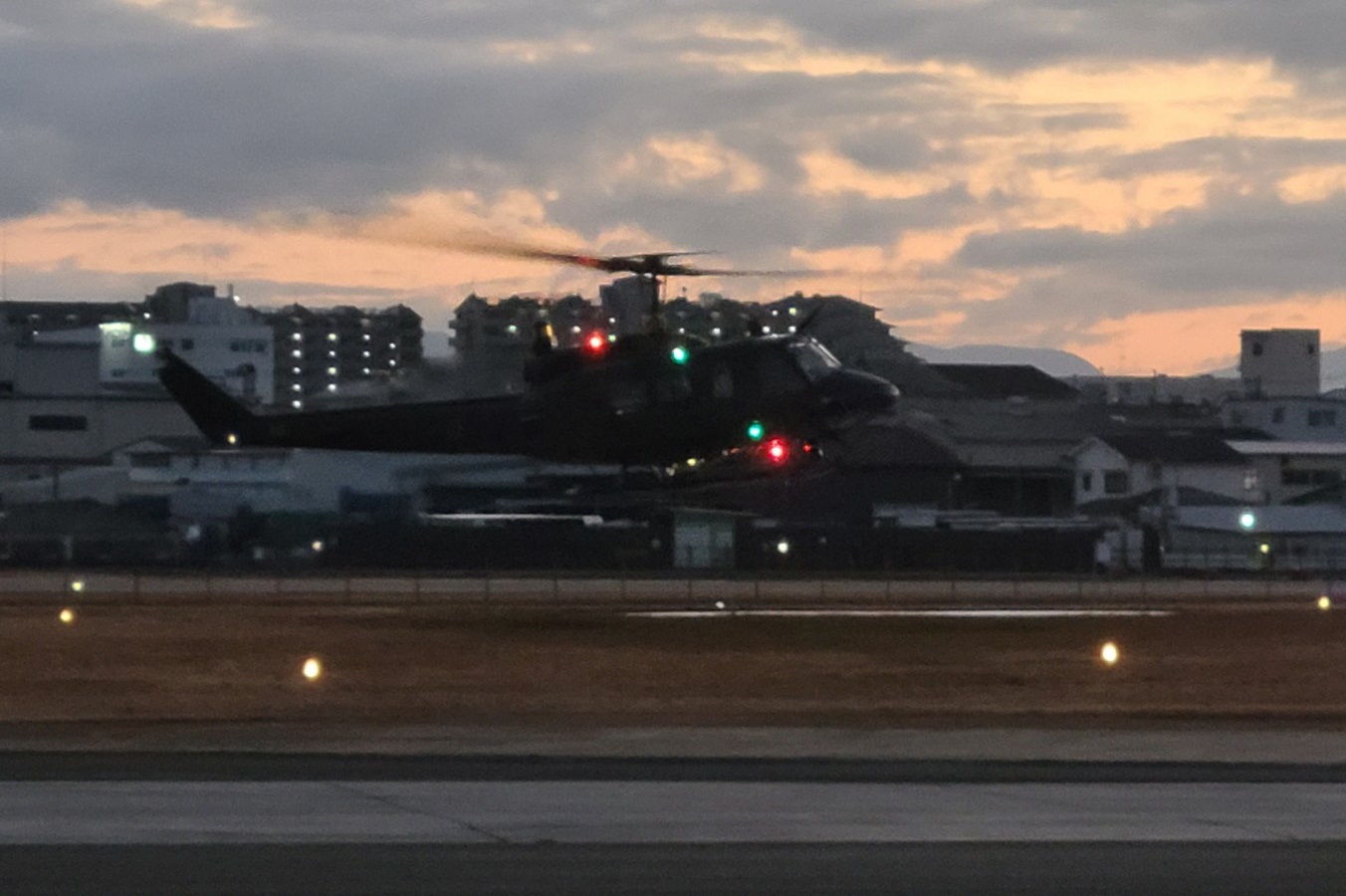 人命救助等のため、八尾を離陸する中部方面ヘリコプター隊UH-1J