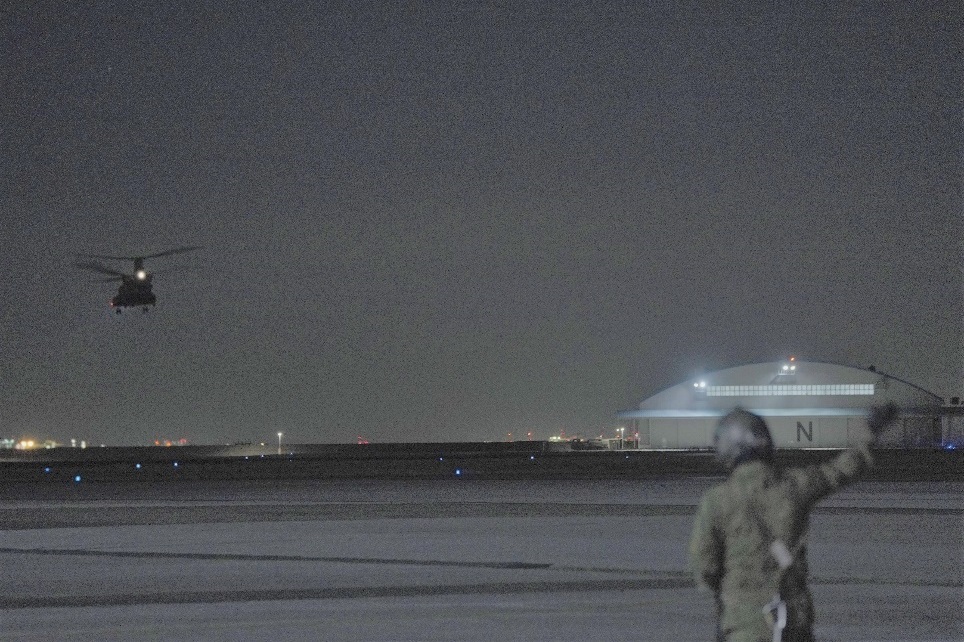 人命救助等のため、木更津を離陸する第1ヘリコプター団CH-47