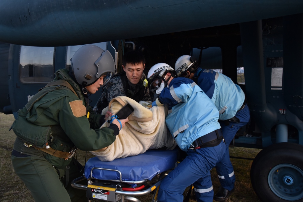 珠洲市において患者空輸を行う小松救難隊