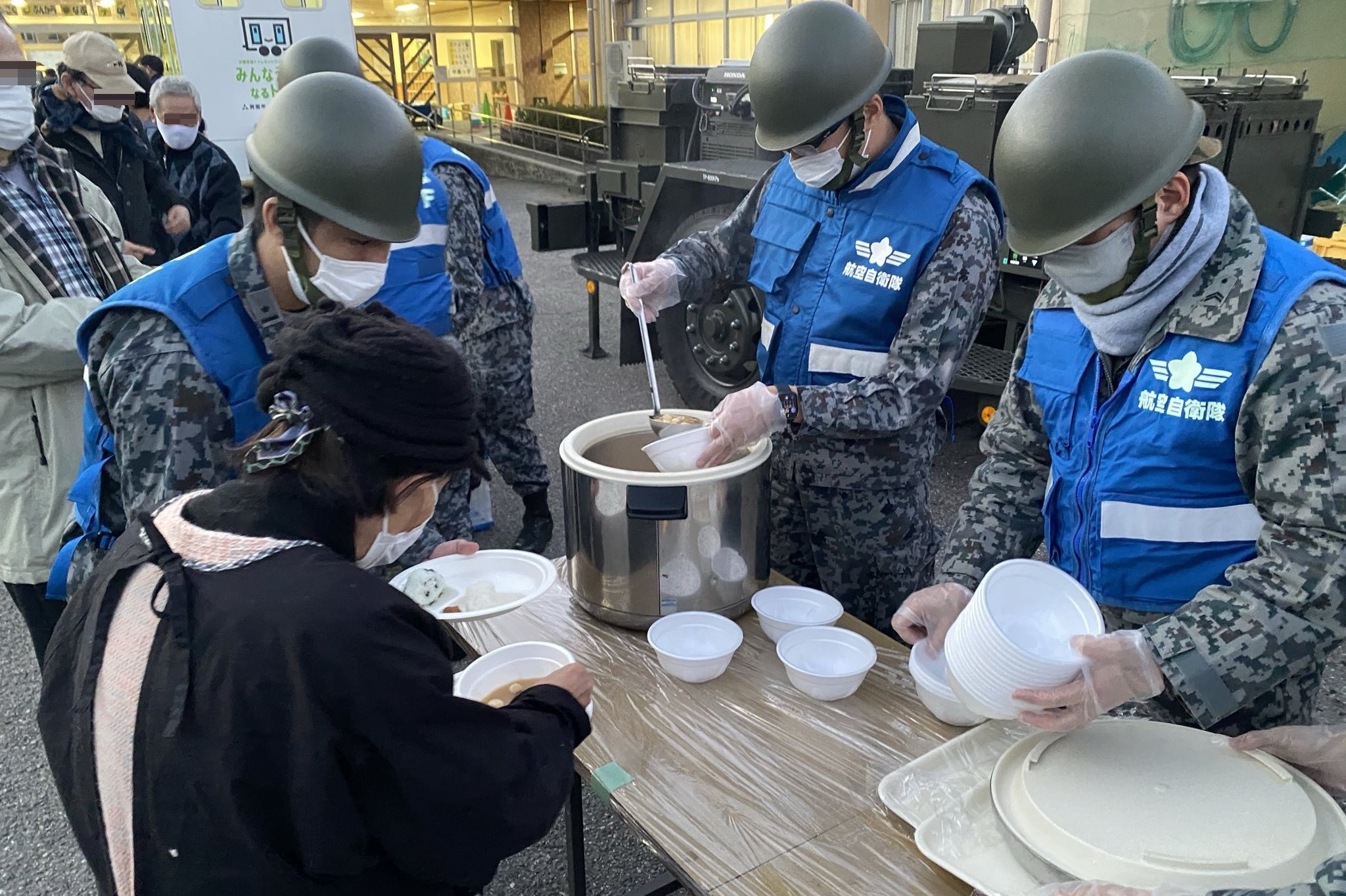中島小学校において給食支援活動を行う空自隊員