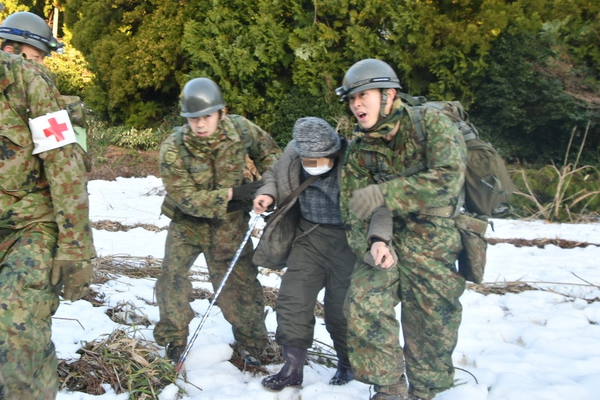 門前町西円山地区において孤立住民避難支援を行う第35普通科連隊