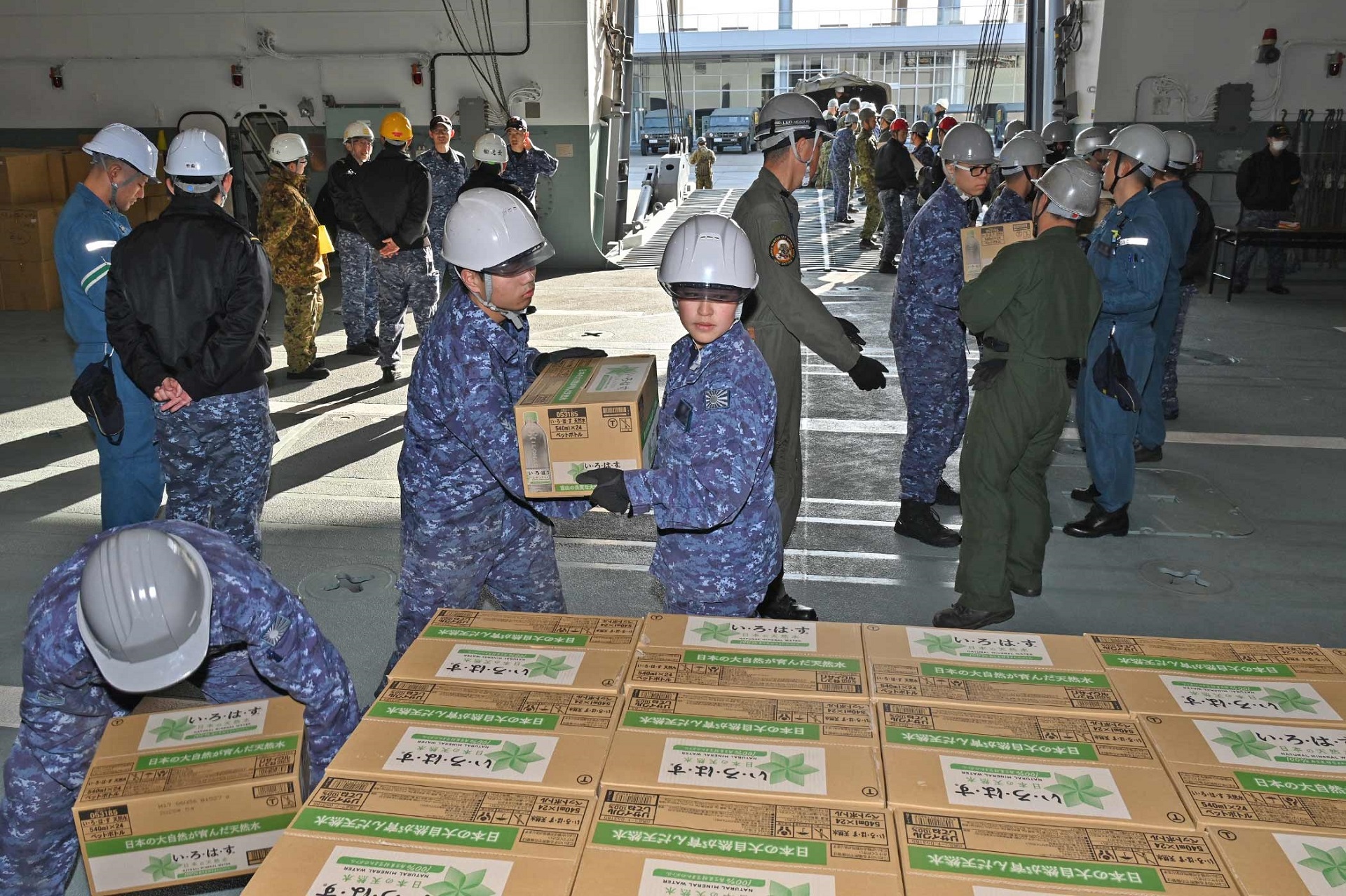 輸送艦「おおすみ」への支援物資の搭載