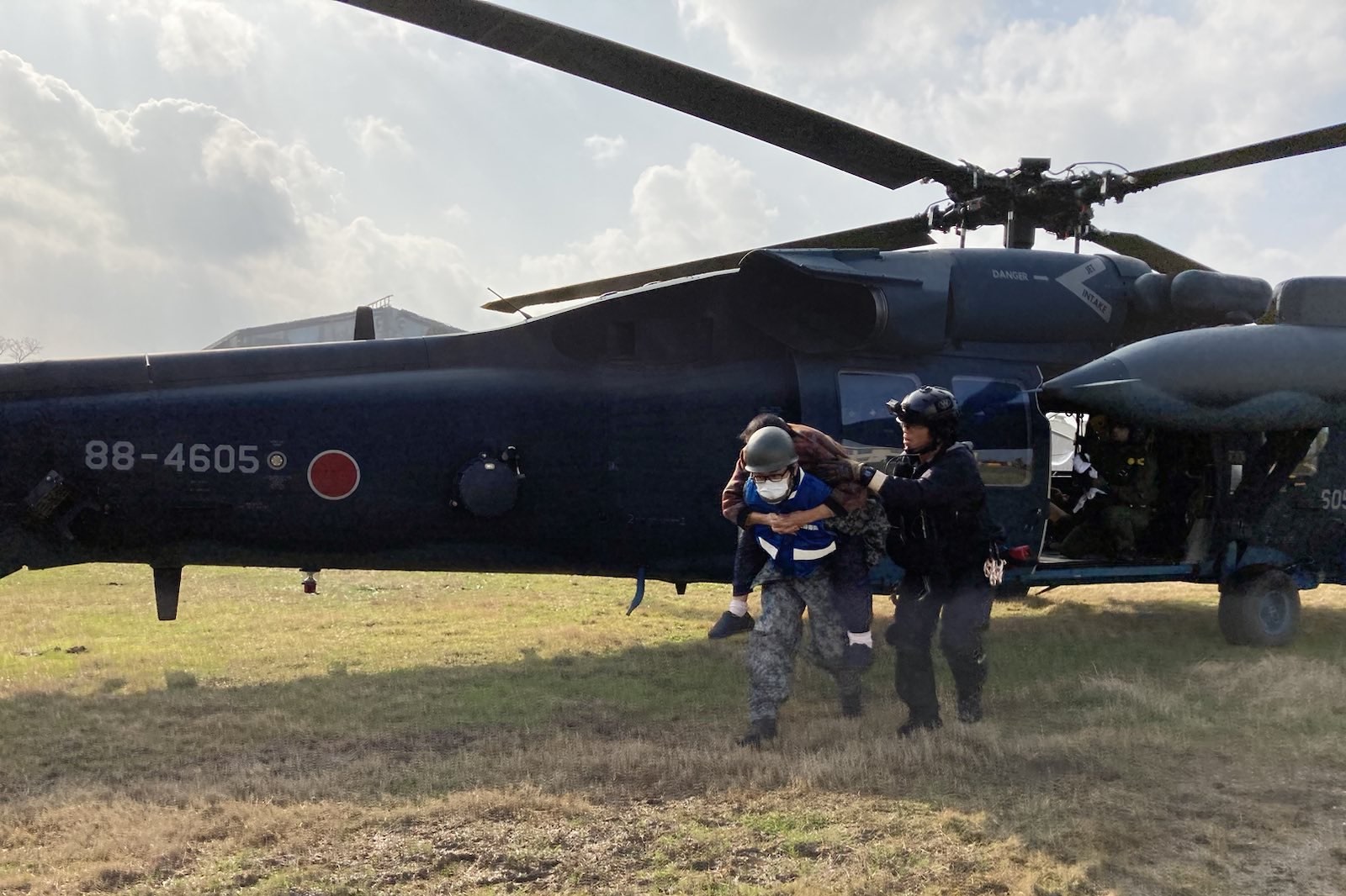 UH-60による孤立地域からの住民避難支援