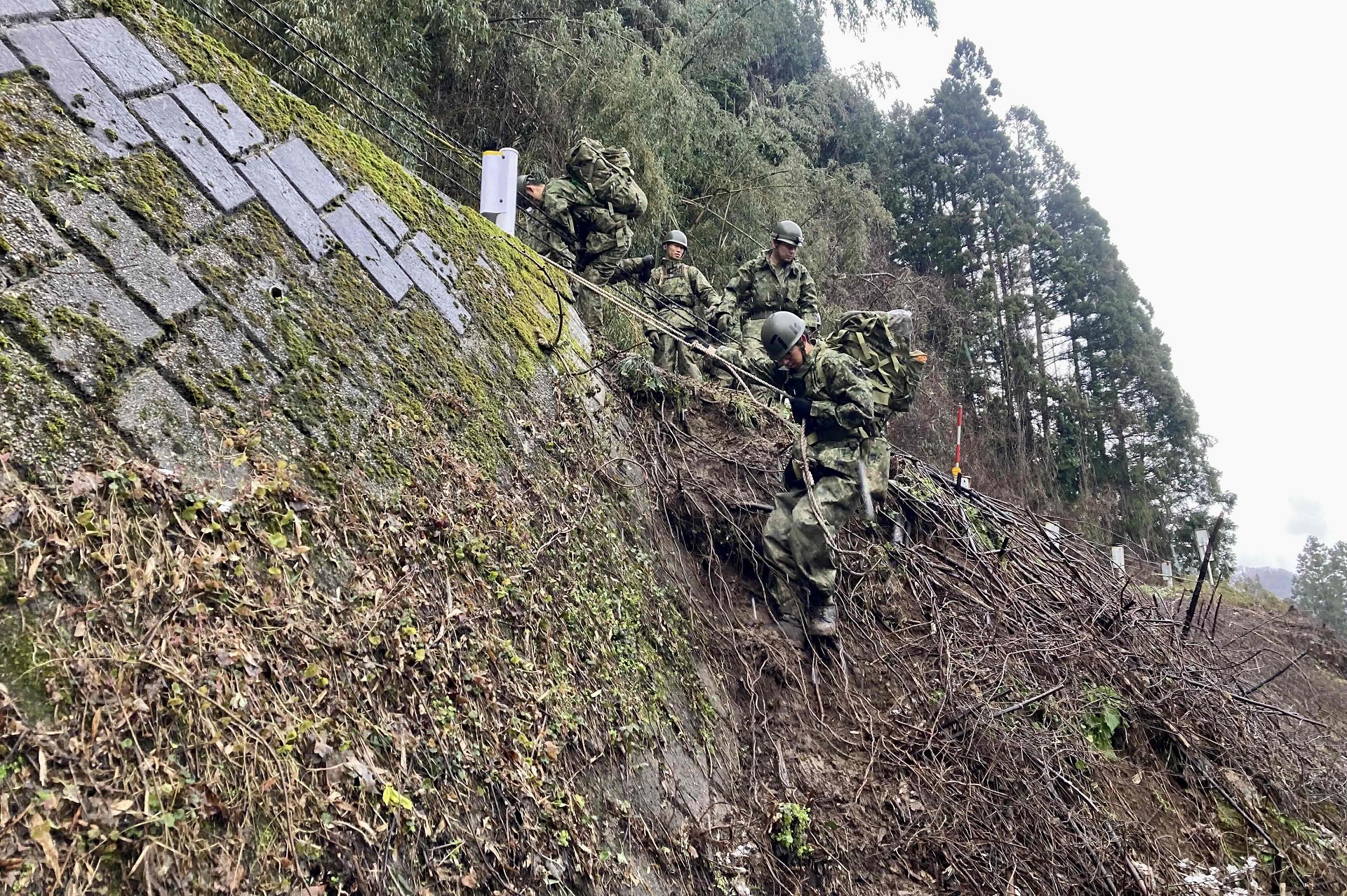 上大沢地区において徒歩による物資輸送を行う第33普通科連隊