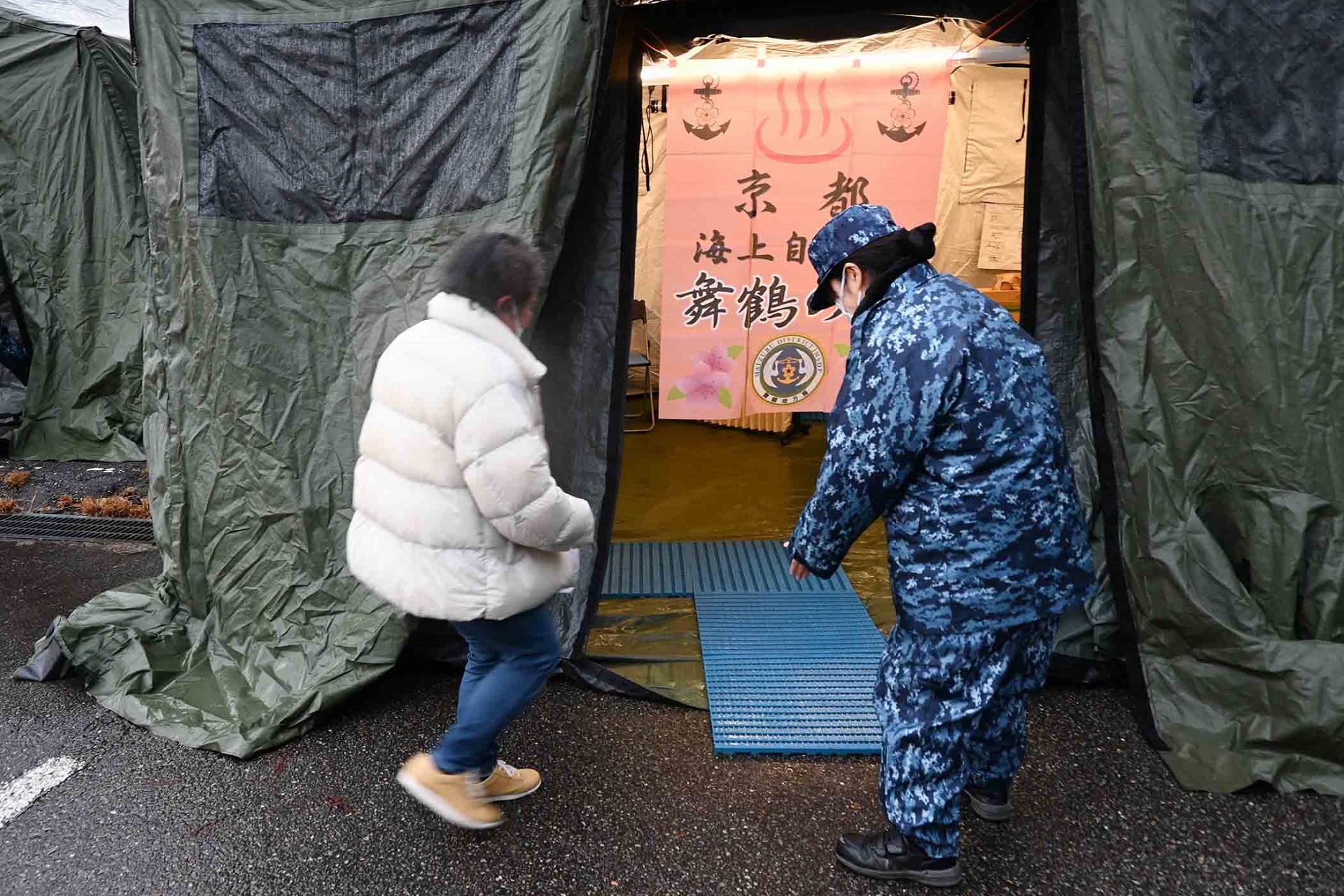 七尾市立中島小学校において入浴支援を行う舞鶴地方隊