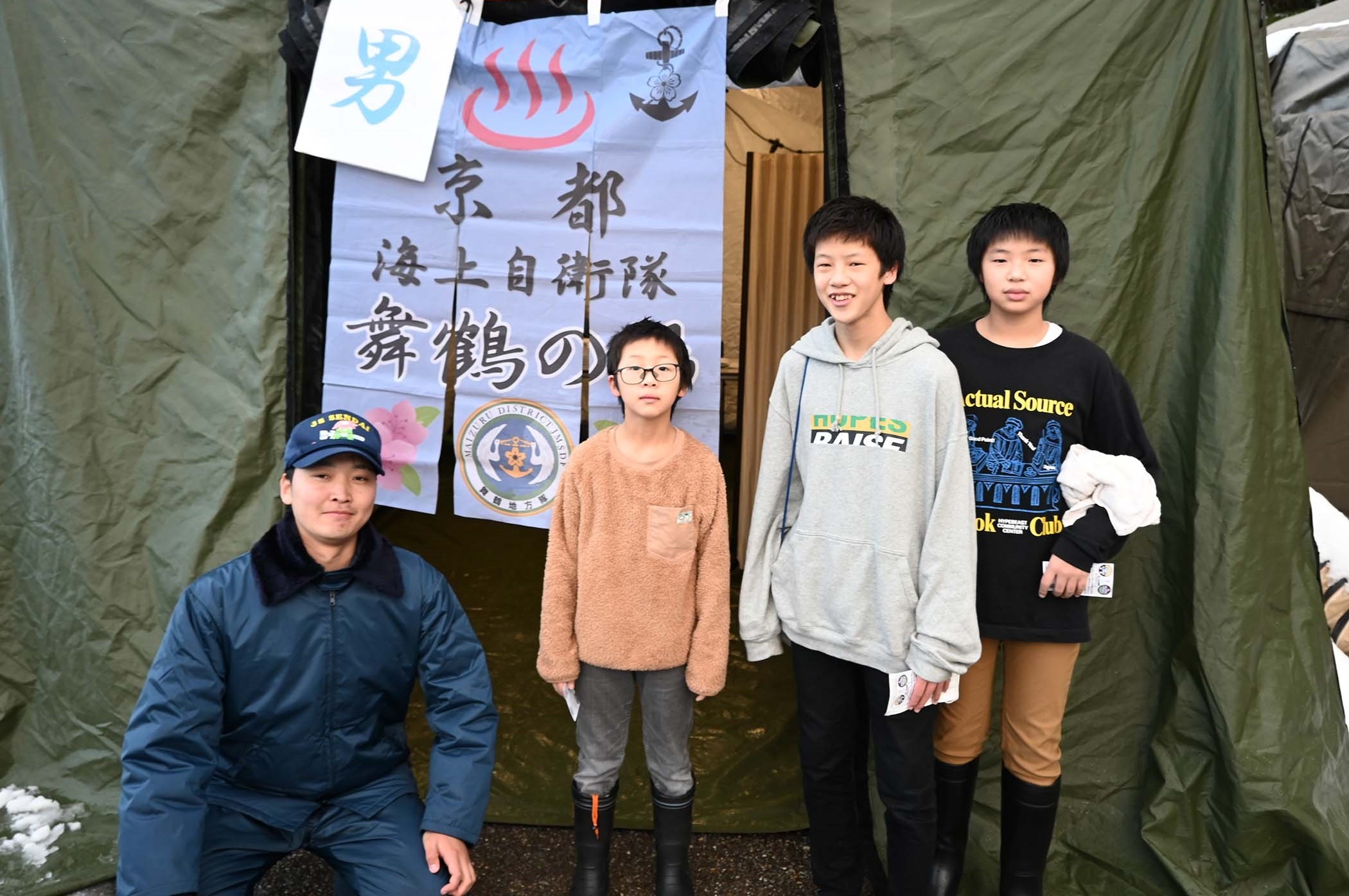 七尾市立中島小学校において入浴支援を行う舞鶴地方隊