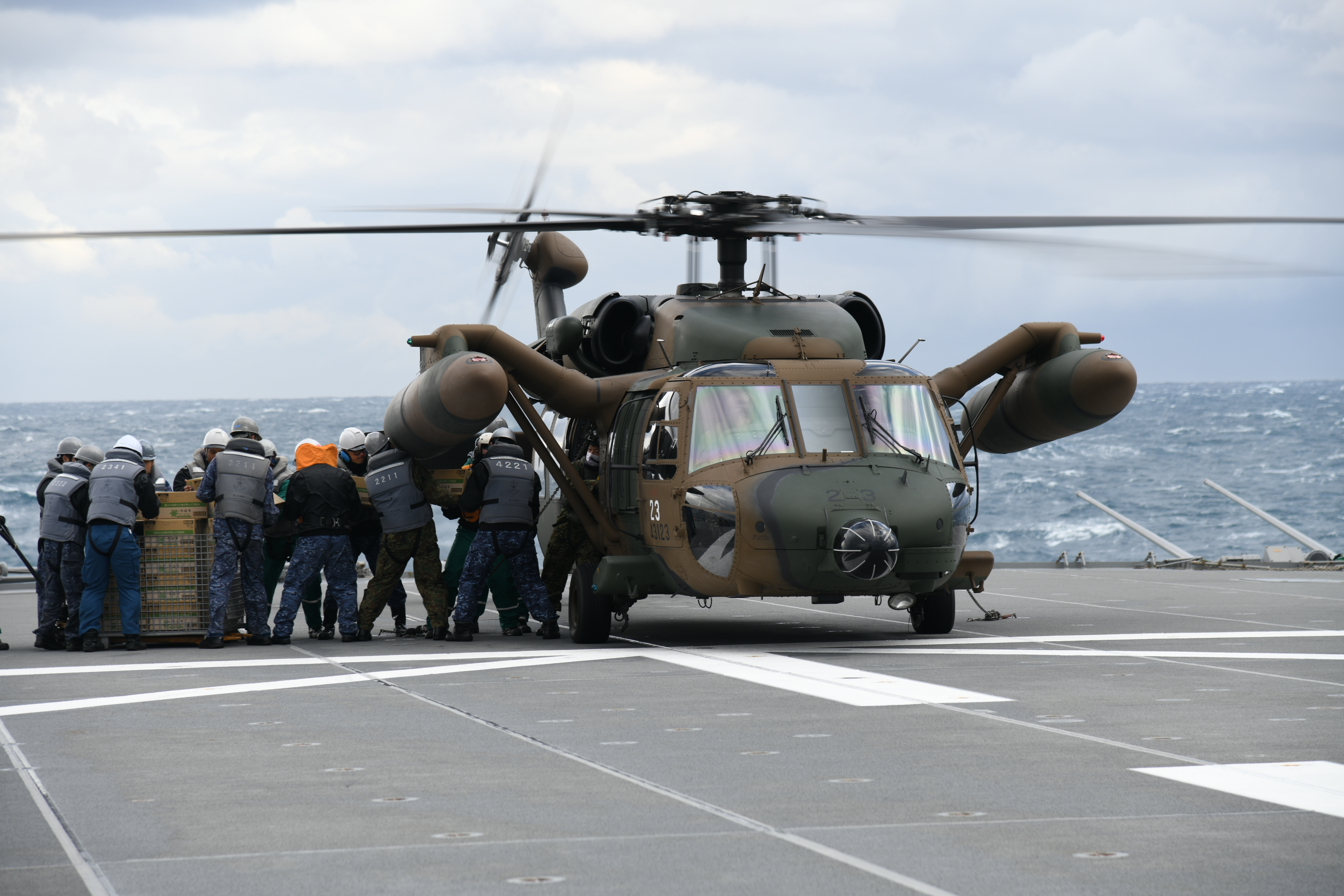UH-60物資空輸（輸送艦「おおすみ」）