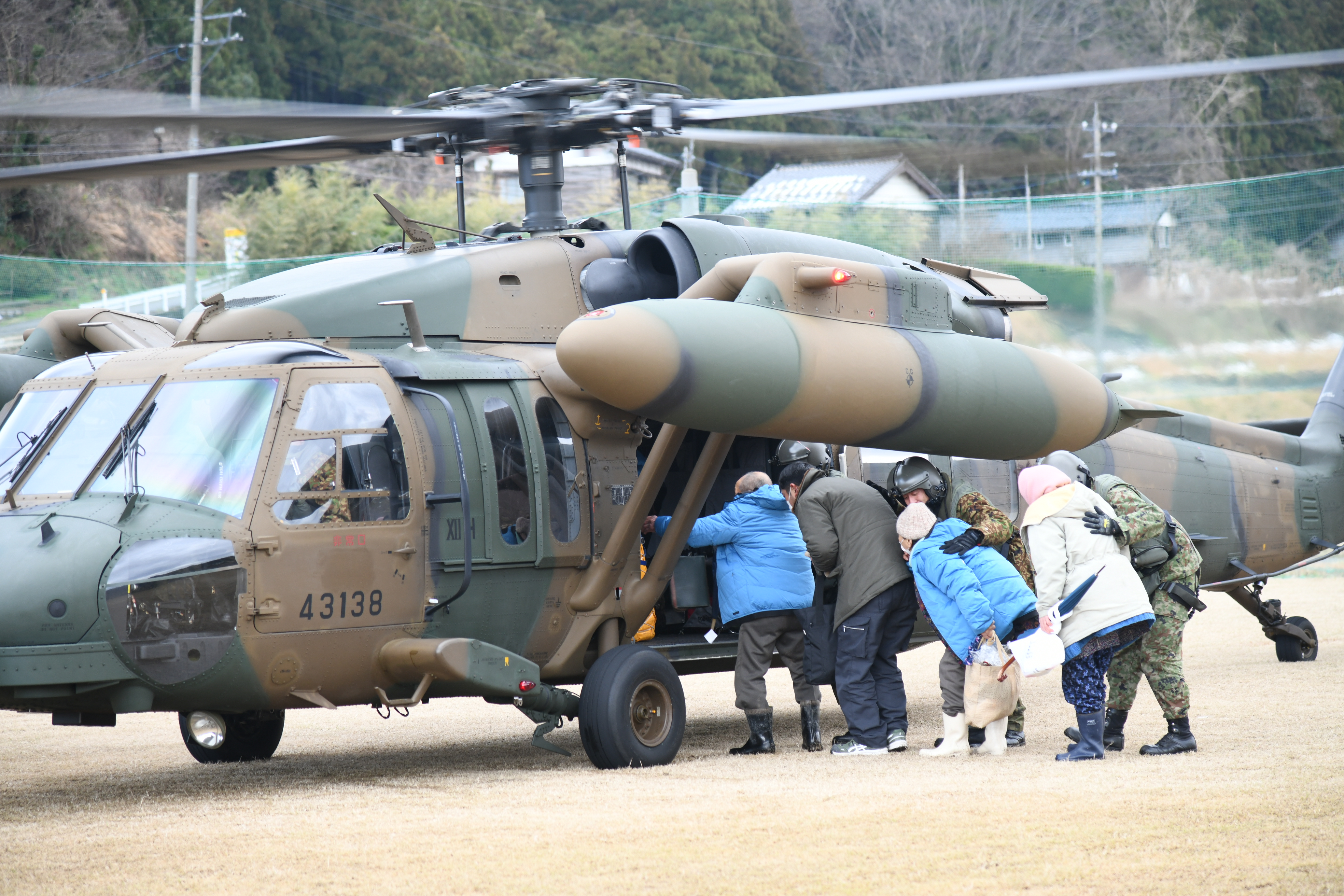 南志見小学校においてUH-60による2次避難空輸
