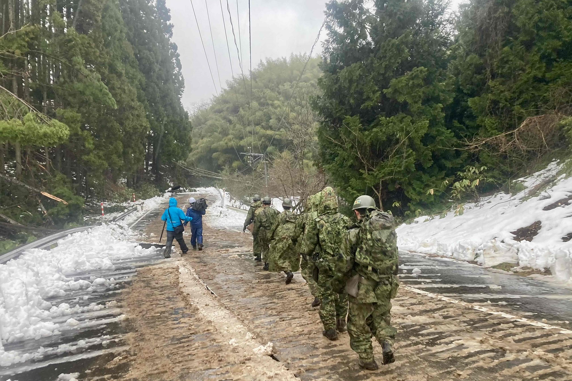 西保地区上山町において徒歩による物資輸送