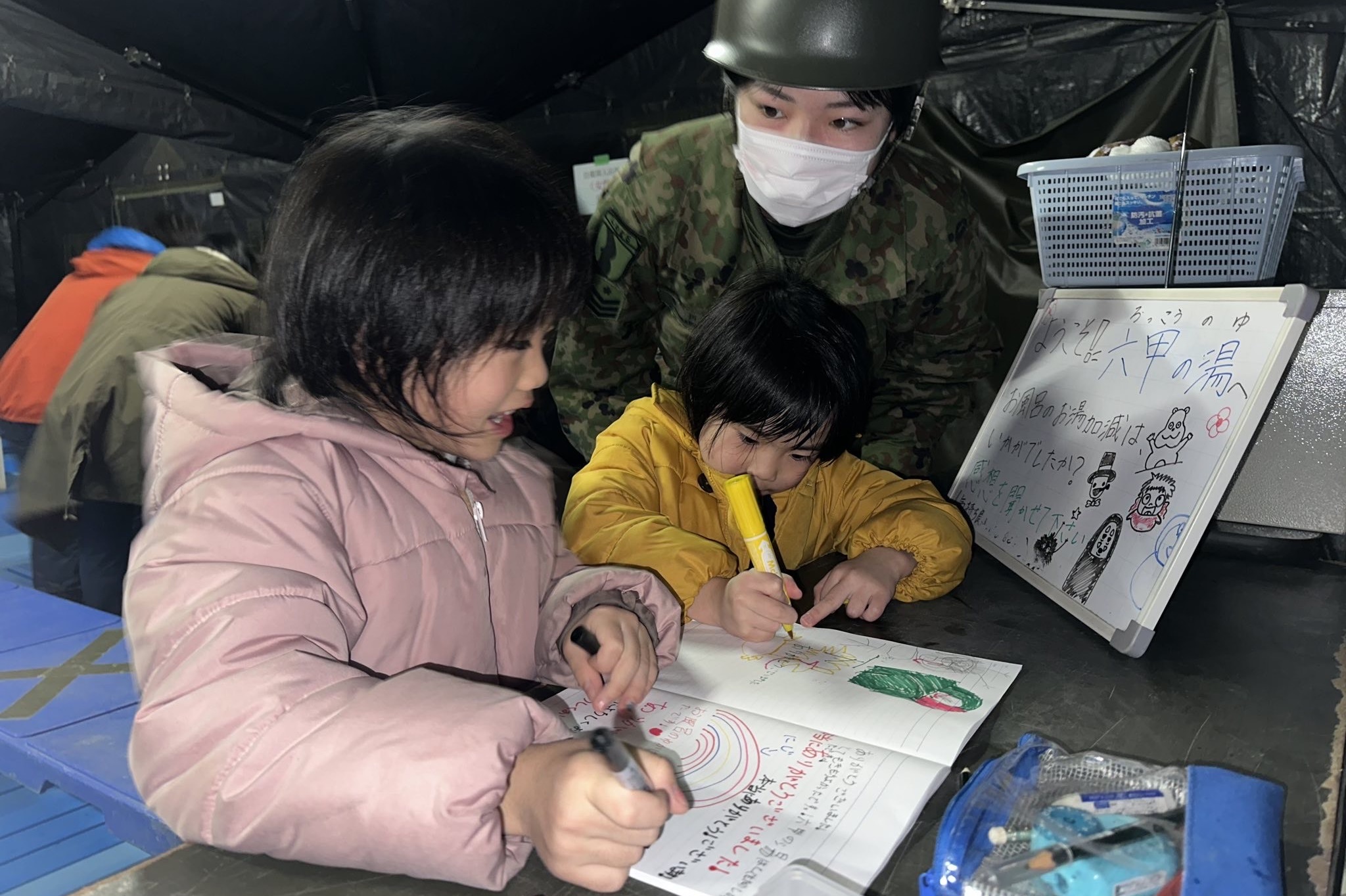輪島市鳳至小学校において入浴支援を行う第３後方支援連隊の隊員