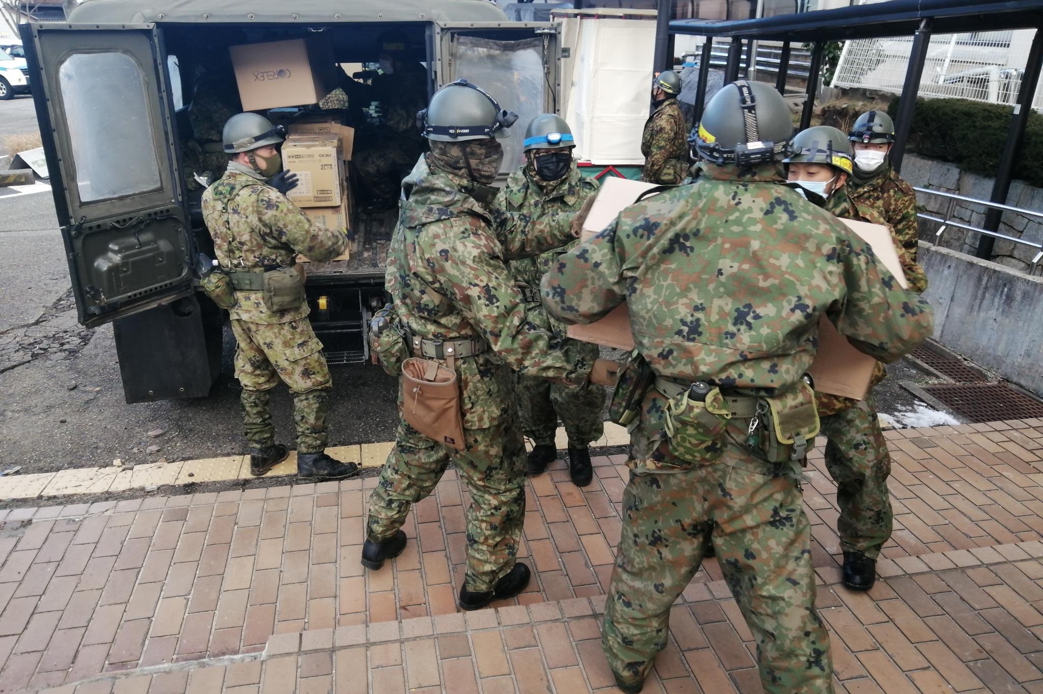 稲舟地区の避難所への物資輸送を行う即応予備自衛官
