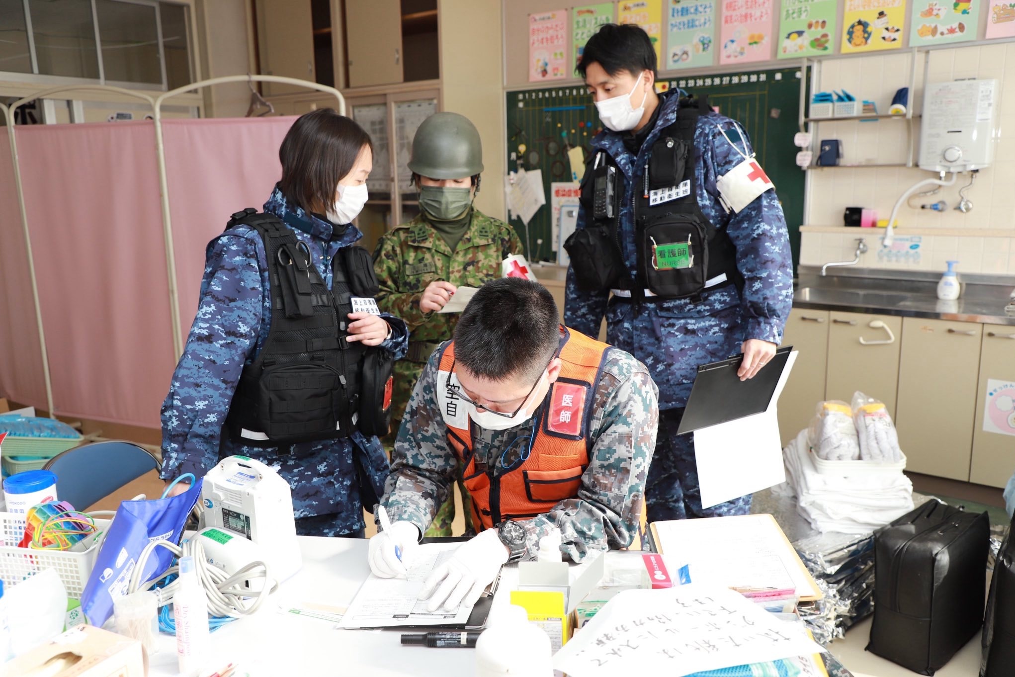 陸・海・空による巡回診療（鴻巣小学校）