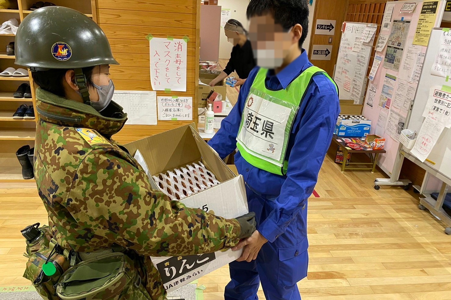 派遣職員と協同し支援物資輸送を行う第３特科隊