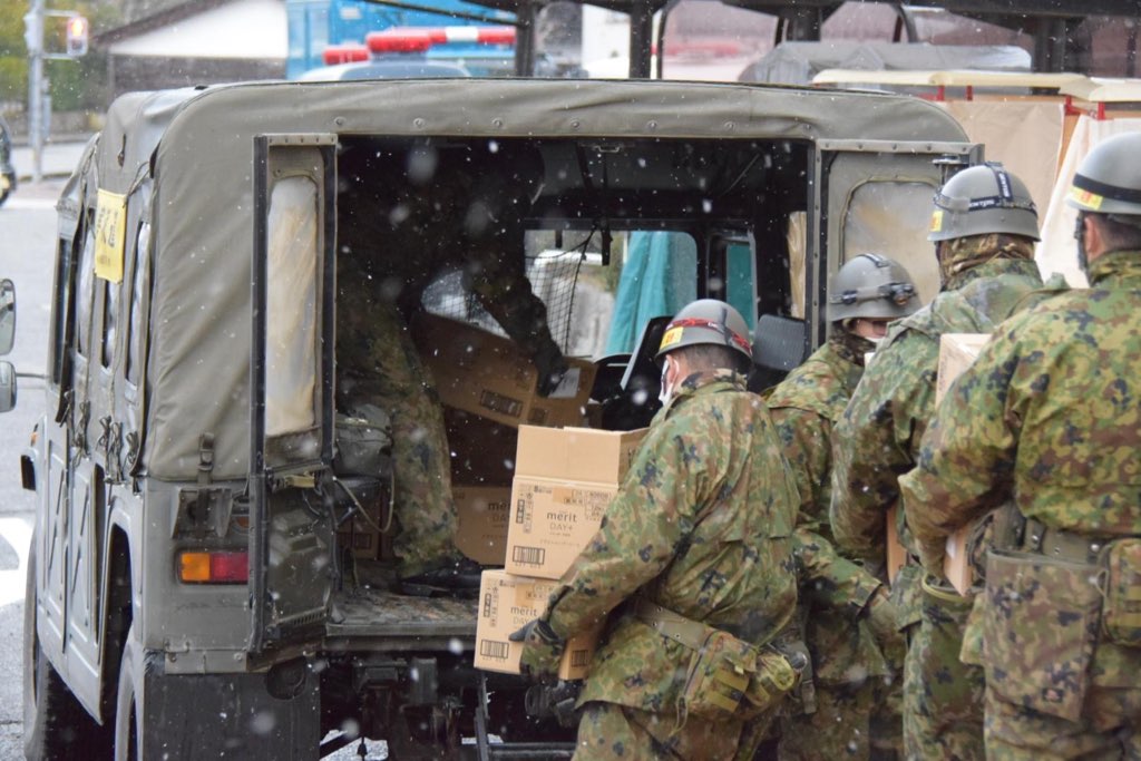即応自衛官による物資輸送積載支援（輪島市文化会館）