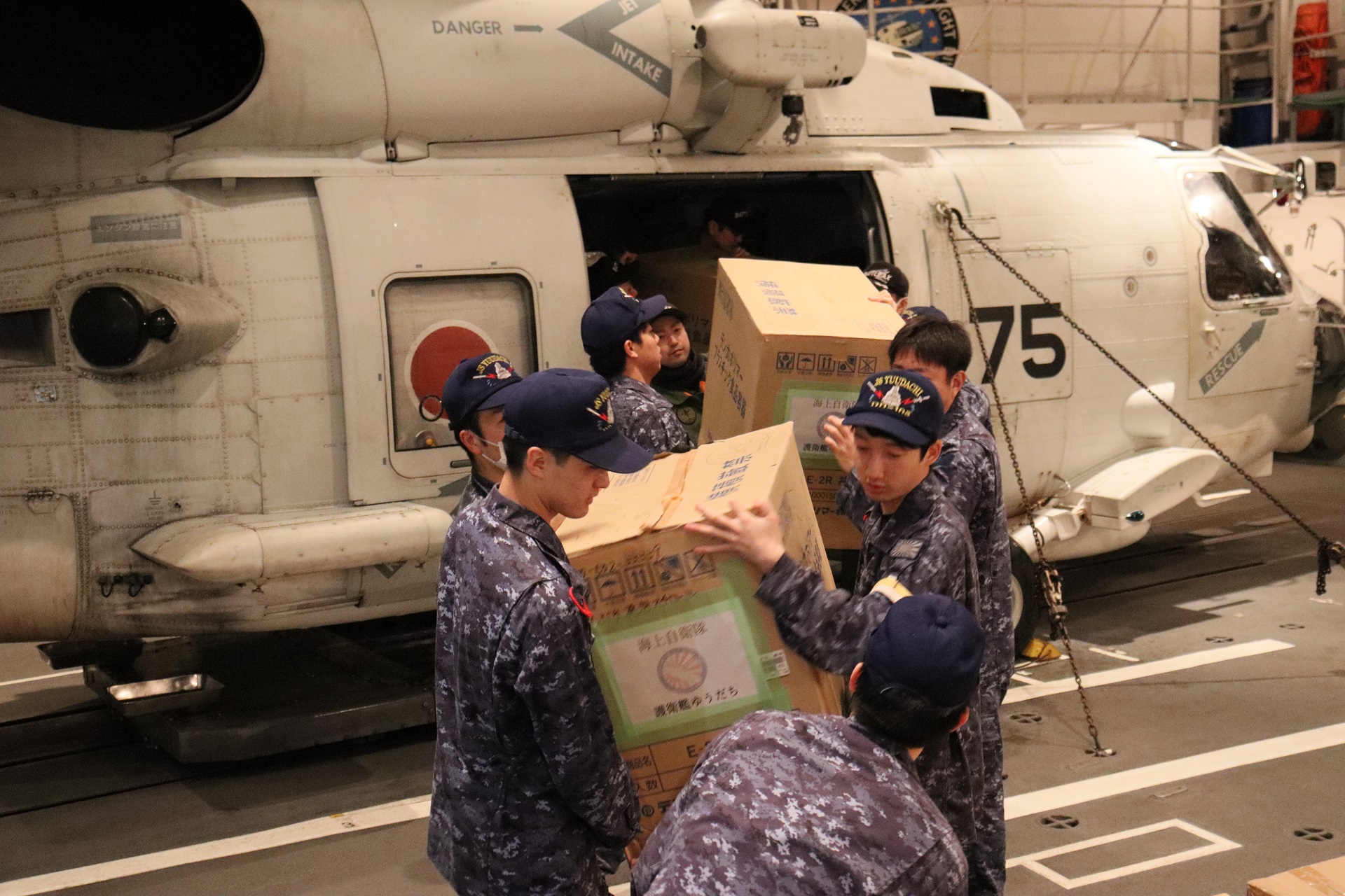 護衛艦「ゆうだち」において支援物資の積み込み