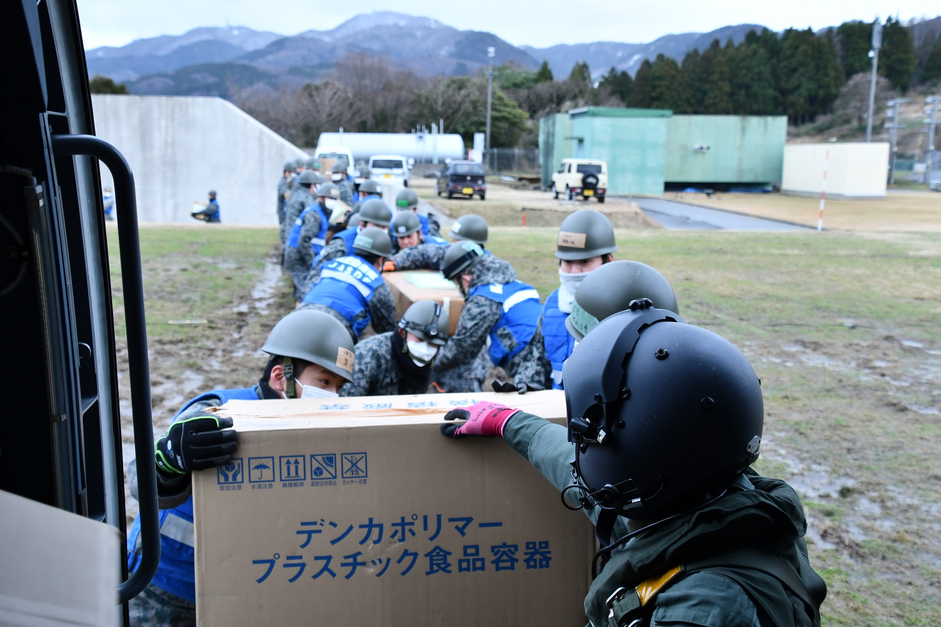輪島分屯基地においてSH-60からの支援物資の陸揚げ