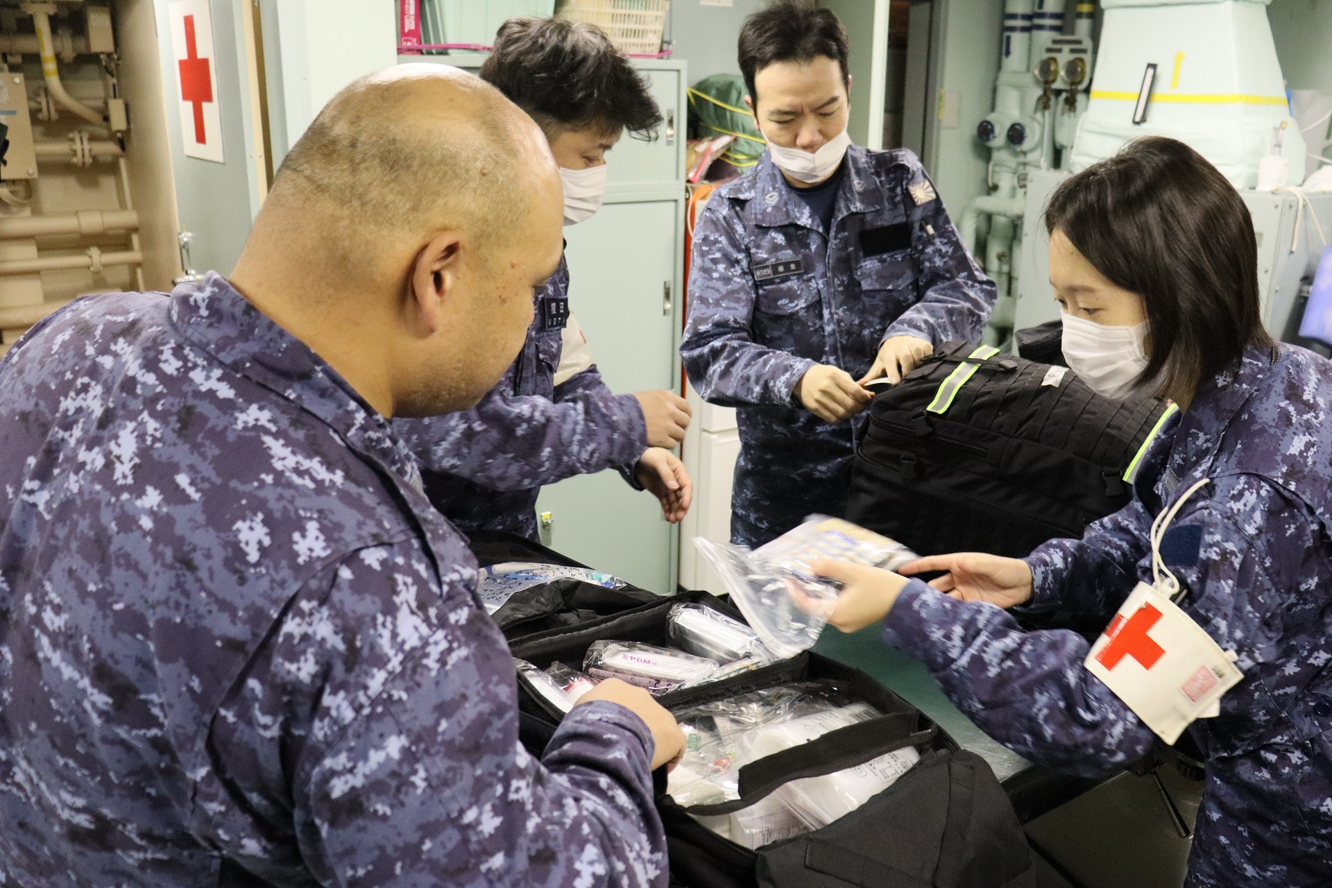 護衛艦「ゆうだち」において医療支援準備