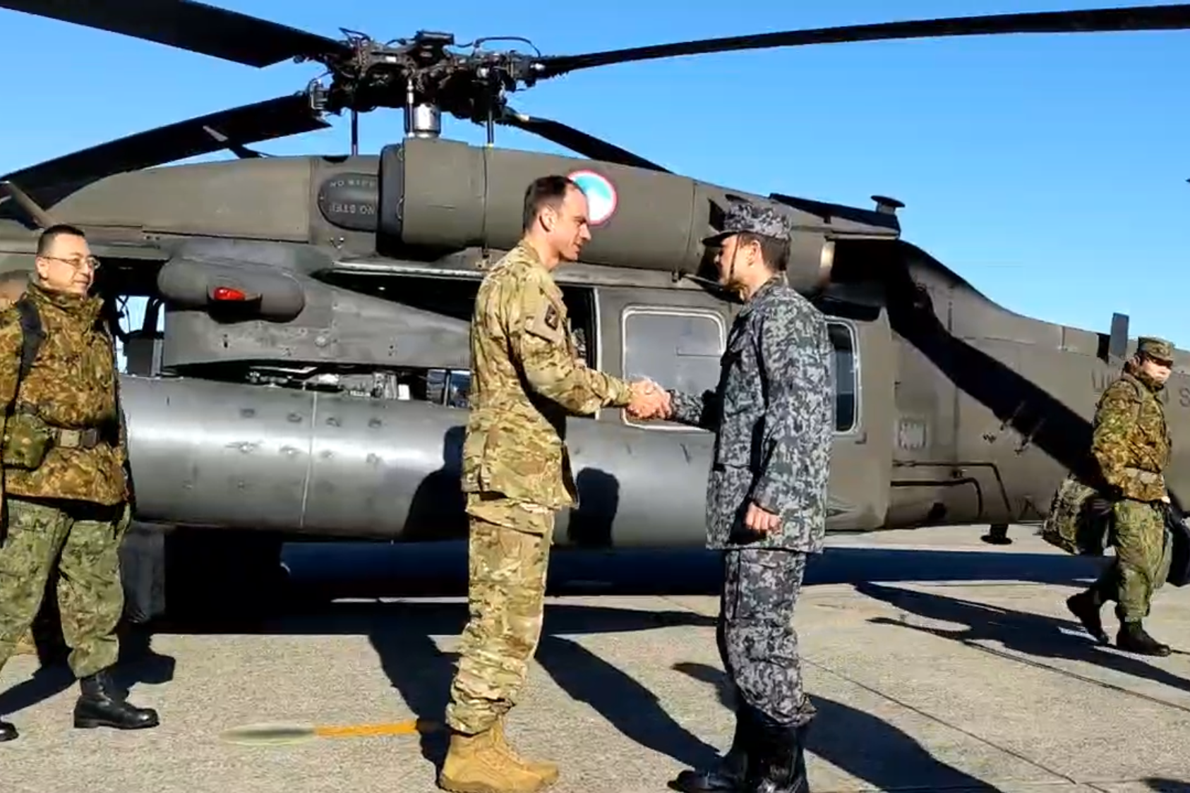 米陸軍UH-60Lと共同した物資輸送（小松基地）