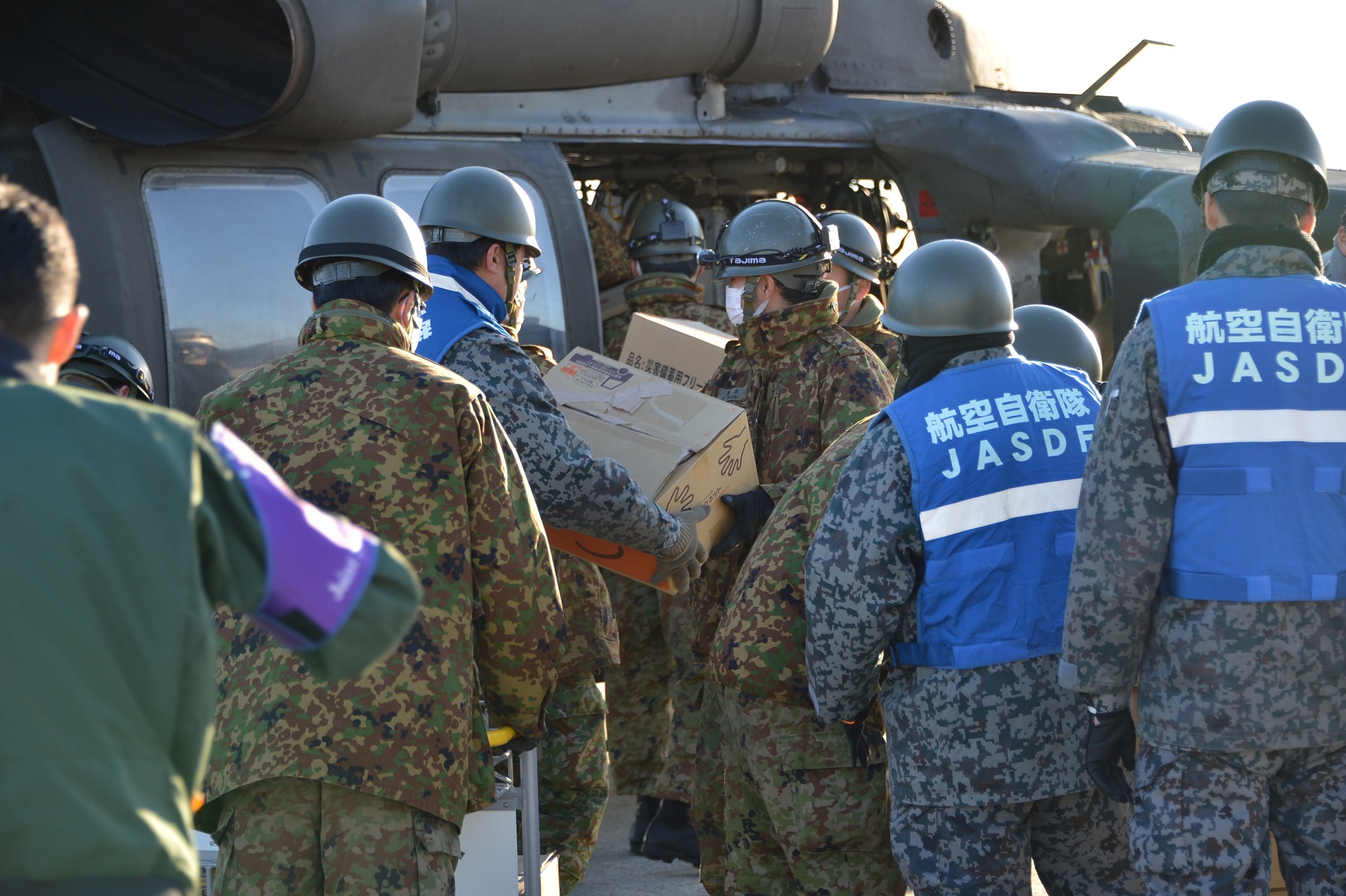 米陸軍UH-60Lと共同した物資輸送（小松基地）