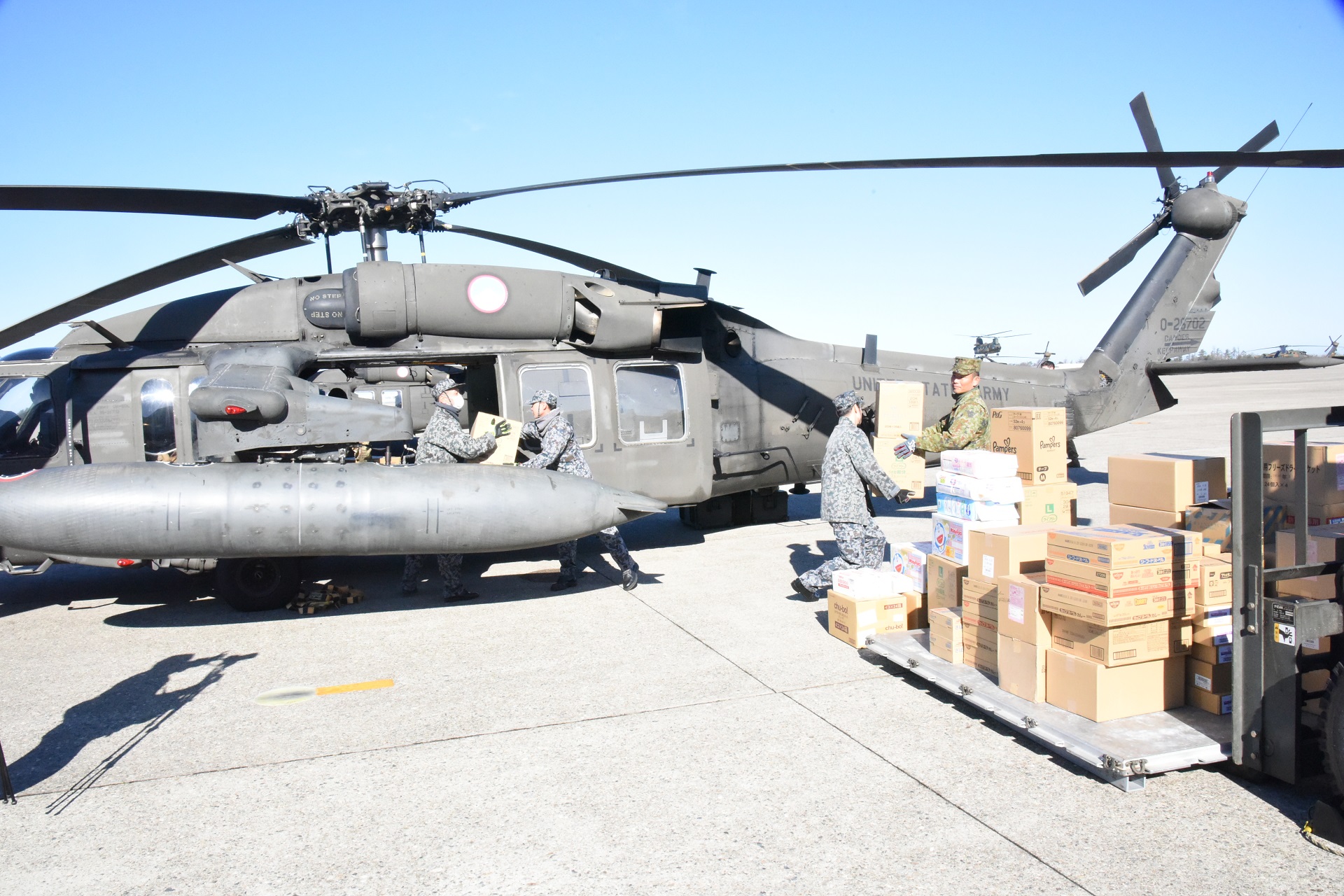 米陸軍UH-60Lと共同した物資輸送（小松基地）
