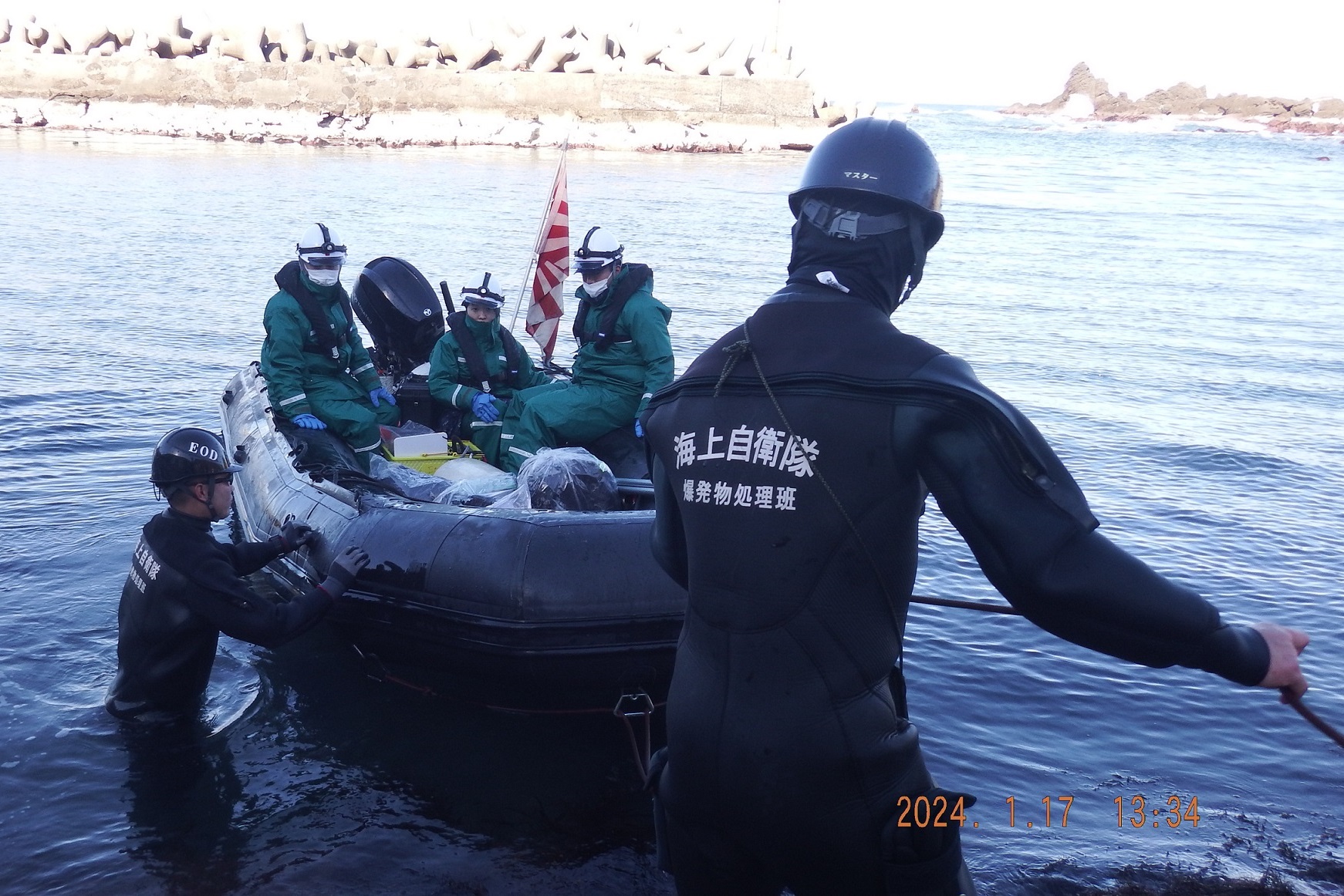 巡回診療のため医官を送り届ける海自隊員