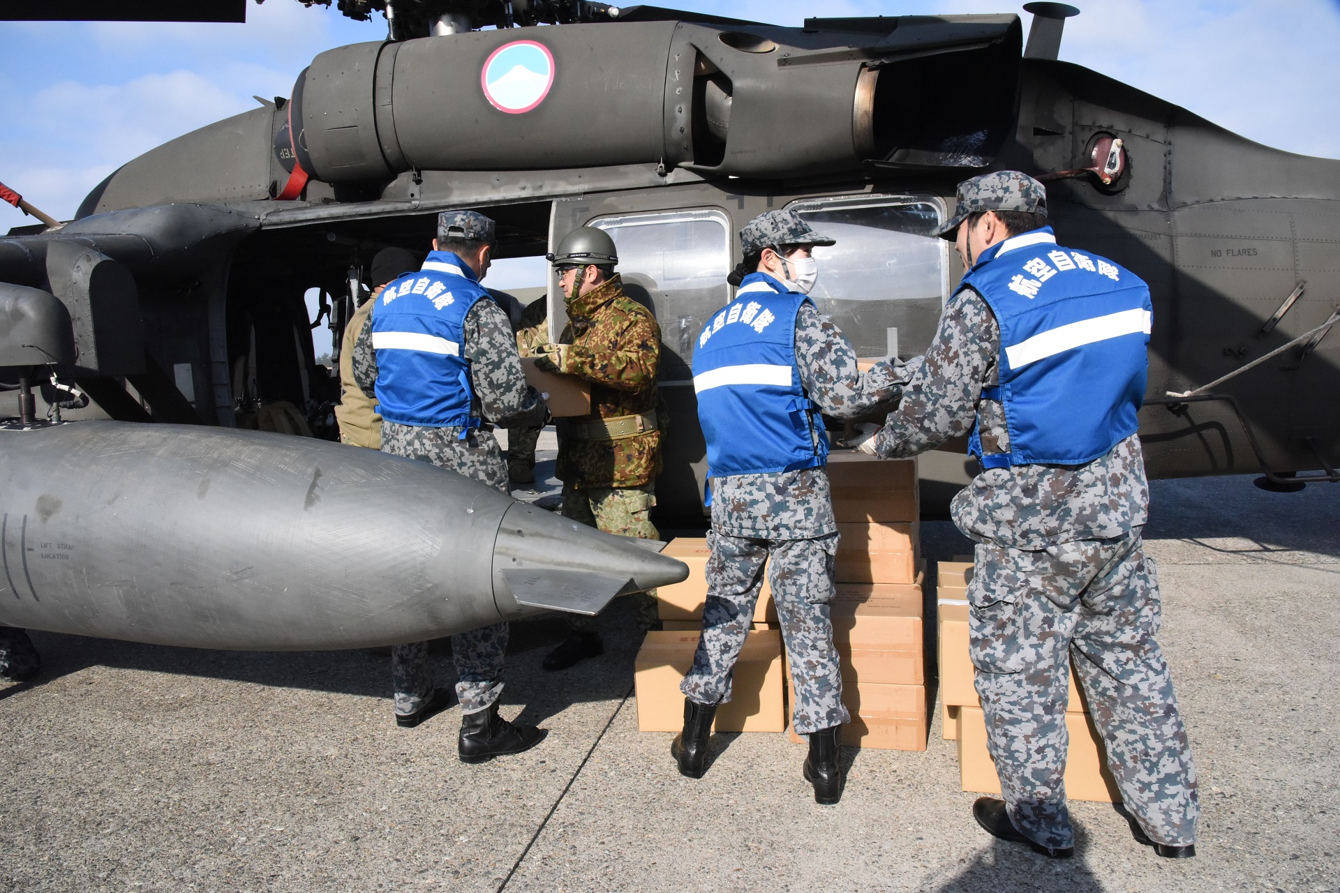 陸自・空自隊員が連携して、米陸軍UH-60Lへ物資積載（小松基地）