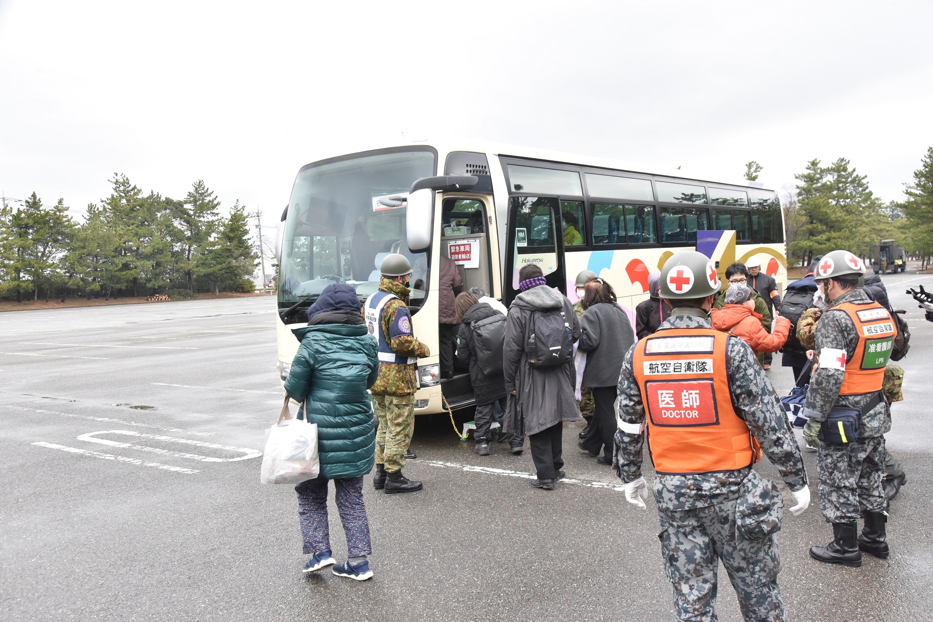  陸自CH-47の大屋地区2次避難輸送（産業展示館）