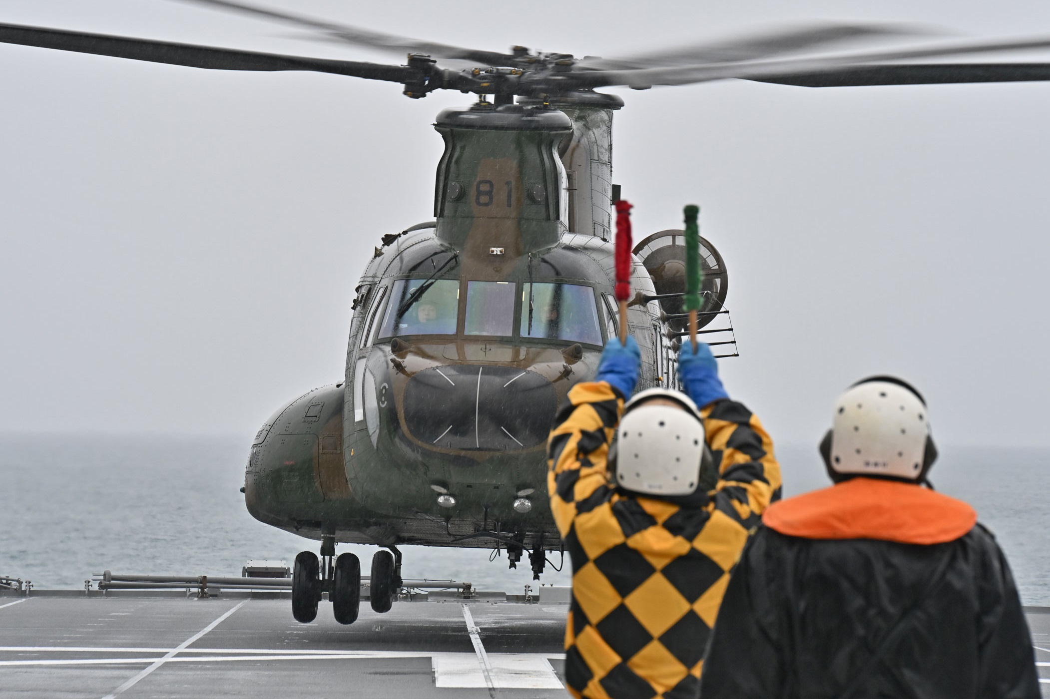 輸送艦「おおすみ」からの陸自機材搬出