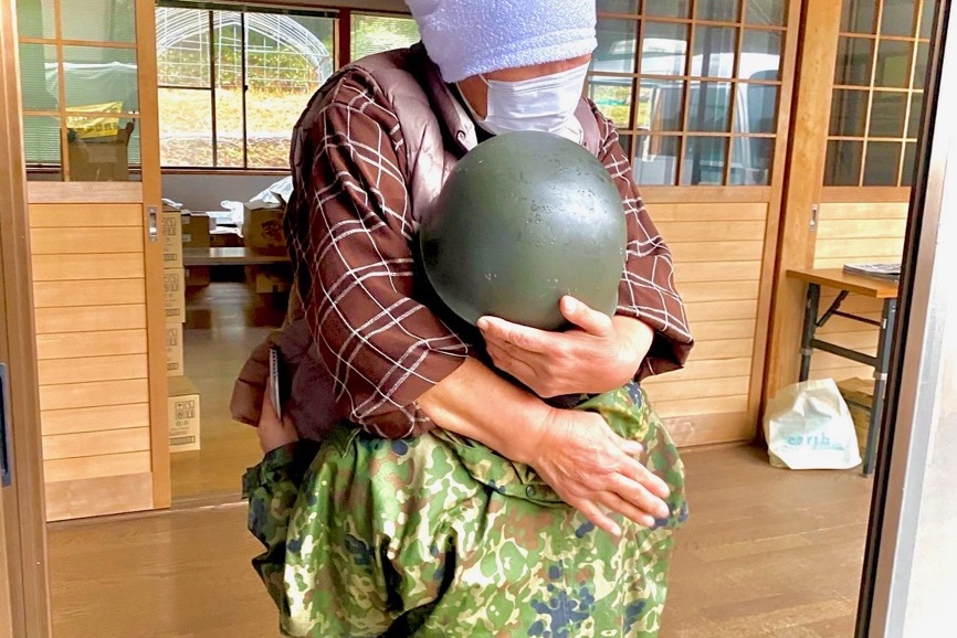 第3通信大隊によるニーズ把握（孫と同年齢の隊員と聞き温かい激励と抱擁）